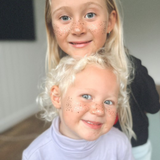 Glitter Girl Glitter Freckles applied on cheeks and nose for a dazzling, sun-kissed sparkle, just like Taylow Swift.