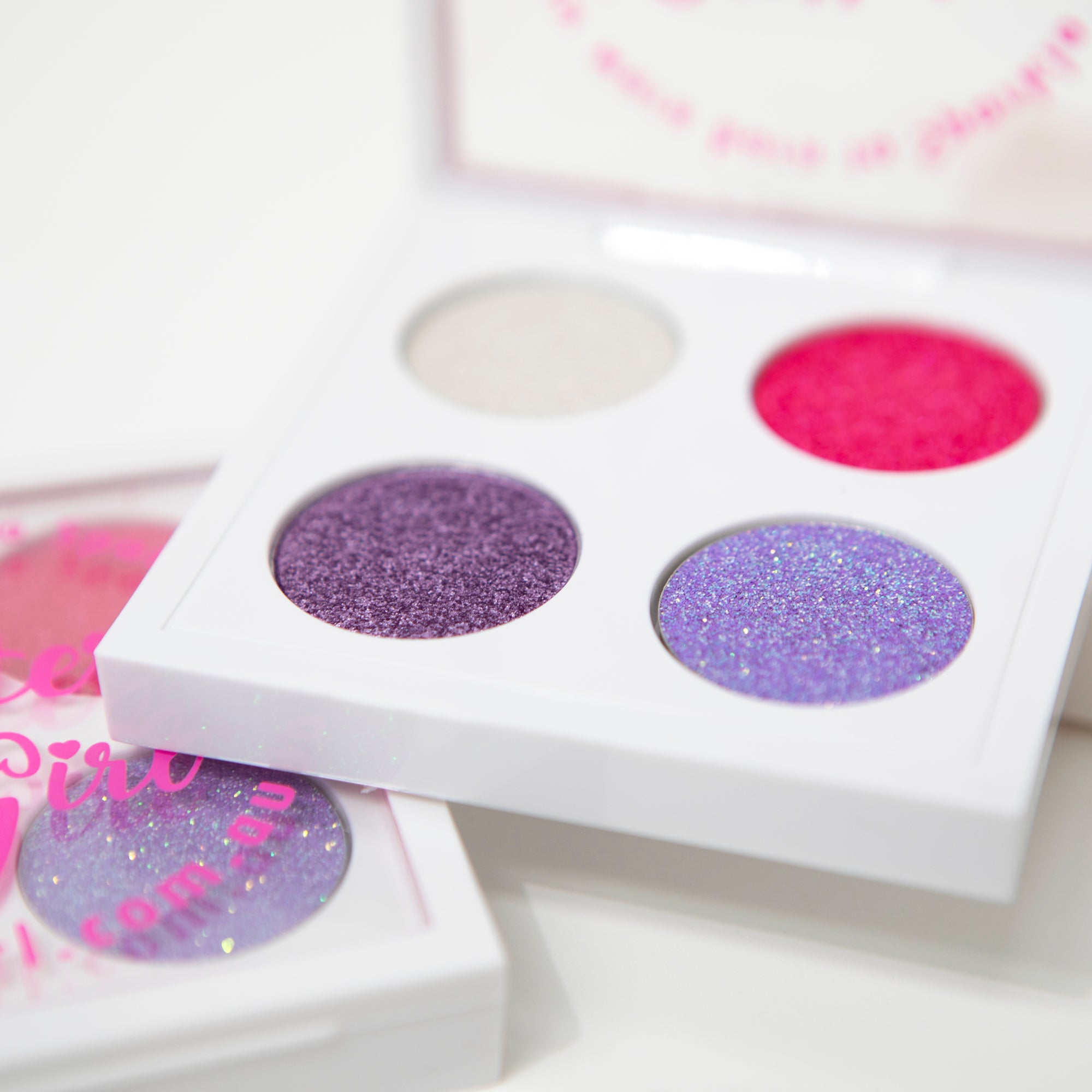 Starburst Sparkle Eyeshadow Palette – a dazzling mix of high-pigment glitter and shimmer shades for bold eye looks.