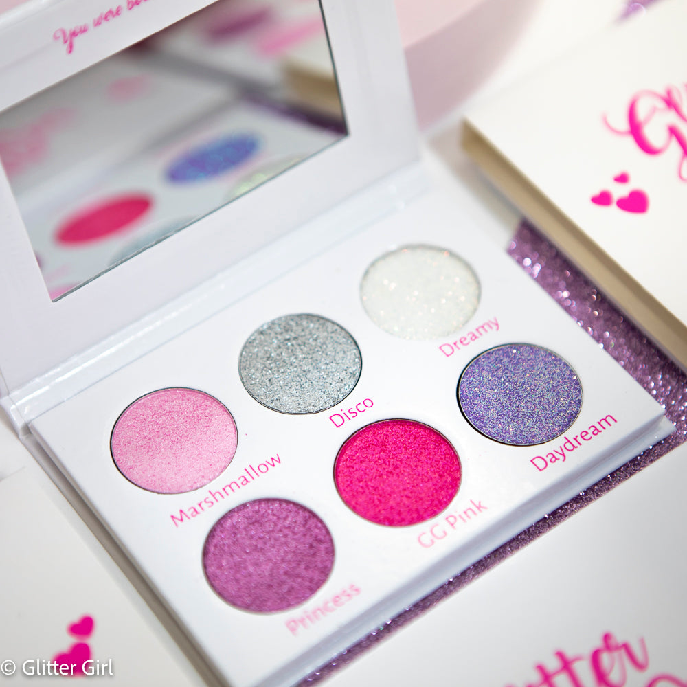 Perfect glitter makeup for teens – an easy-to-use pink eyeshadow palette with pressed glitters and shimmers in pinks and purples.